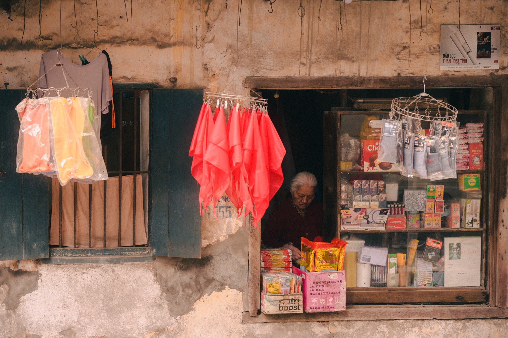 Điểm check-in lạ giữa H&agrave; Nội: Qu&aacute;n tạp h&oacute;a cũ gợi cả bầu trời tuổi thơ, th&aacute;i độ của b&agrave; chủ qu&aacute;n khi nhiều người t&igrave;m đến chụp ảnh- Ảnh 5.