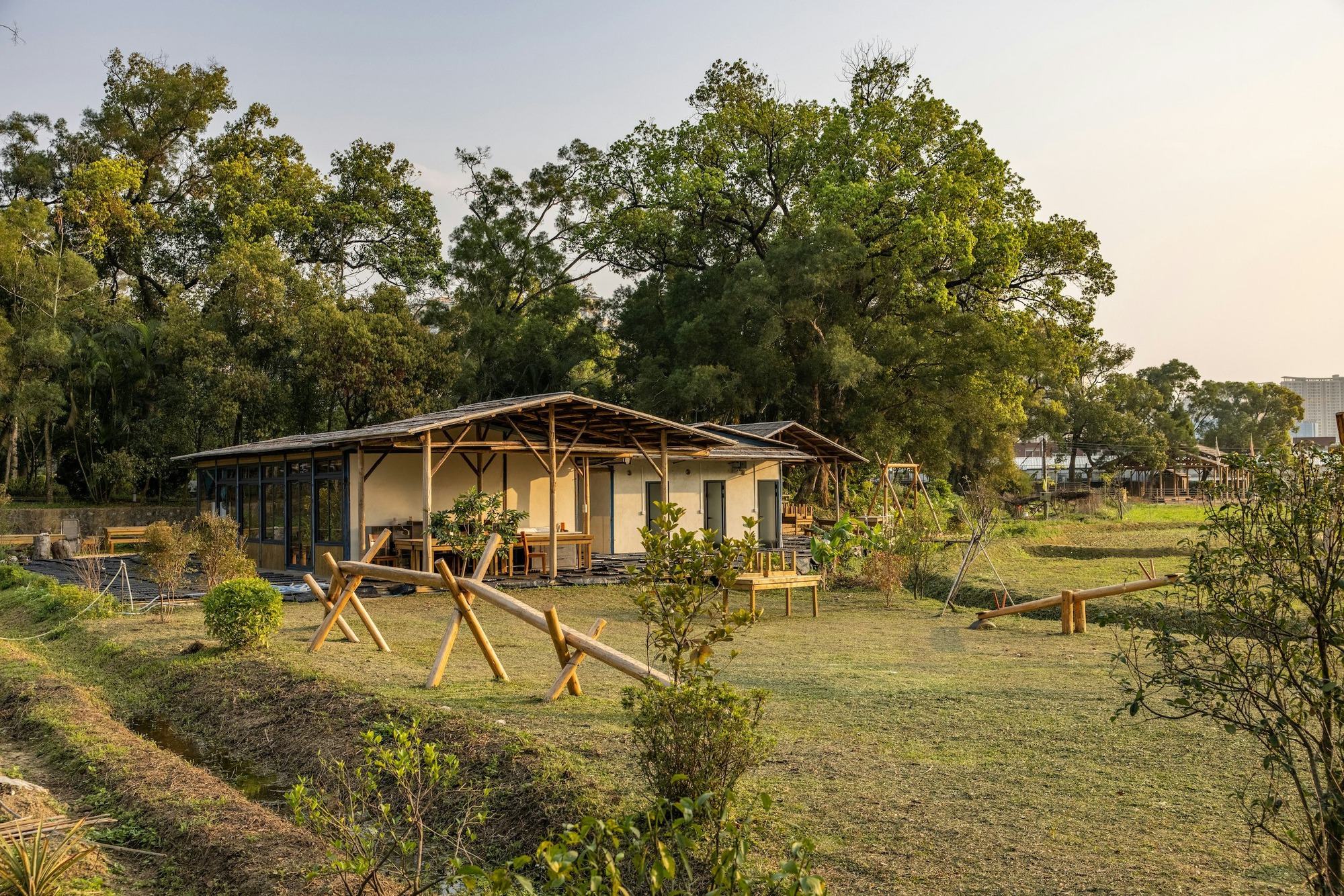 Gia đình 5 người dân phố dắt nhau về ngoại ô, mua đất trên đồi xây “vườn cổ tích”, 2 năm sau tán gia bại sản: Cái giá thật của giấc mơ dưỡng già- Ảnh 2. Gia đình 5 người dân phố dắt nhau về ngoại ô, mua đất trên đồi xây “vườn cổ tích”, 2 năm sau tán gia bại sản: Cái giá thật của giấc mơ dưỡng già- Ảnh 2.