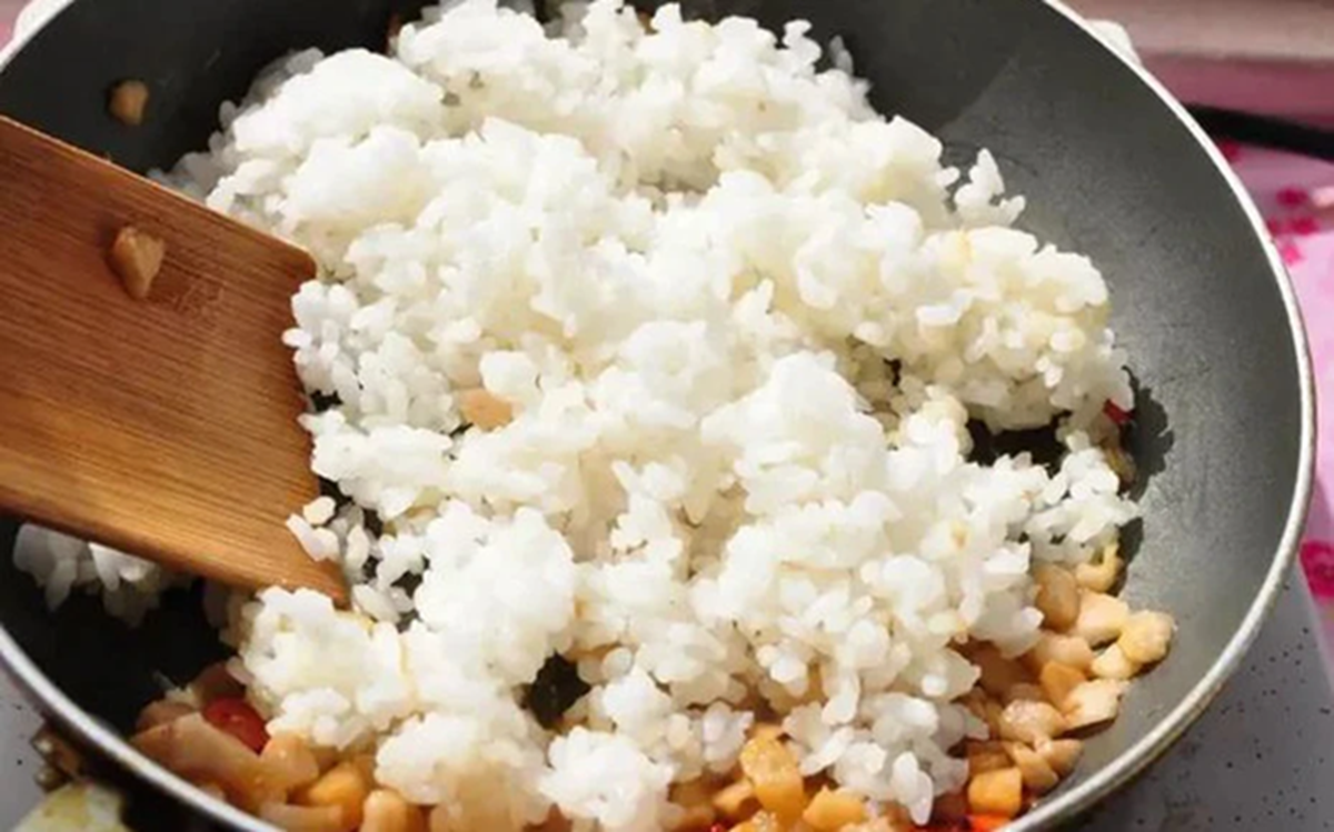 Người đ&agrave;n &ocirc;ng 50 tuổi nguy kịch sau khi ăn cơm rang theo c&aacute;ch "vạn người m&ecirc;"- Ảnh 1.