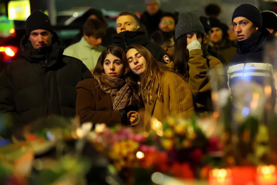 Thảm kịch hỏa hoạn tại Thụy Sĩ khiến 155 người thương vong: Cha mẹ tuyệt vọng tìm con không thể nhận dạng, hàng trăm người thắp nến tưởng niệm- Ảnh 3. Thảm kịch hỏa hoạn tại Thụy Sĩ khiến 155 người thương vong: Cha mẹ tuyệt vọng tìm con không thể nhận dạng, hàng trăm người thắp nến tưởng niệm- Ảnh 3.