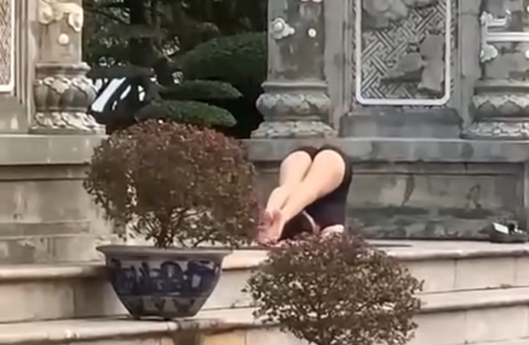 C&ocirc; g&aacute;i mặc hở hang tập Yoga phản cảm ở ch&ugrave;a Linh Ứng- Ảnh 2.