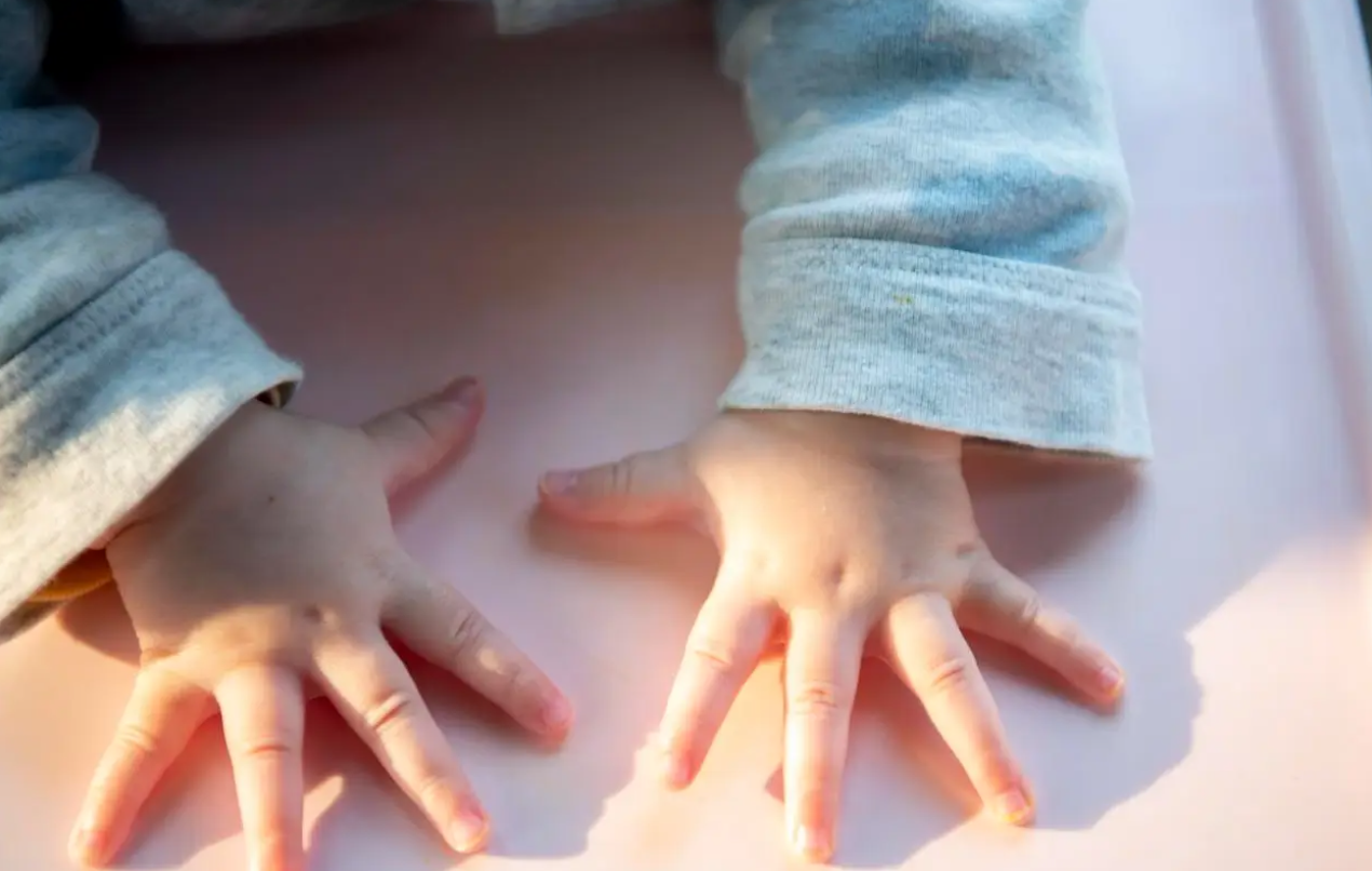 Tr&ecirc;n tay b&eacute; c&oacute; 4 động t&aacute;c n&agrave;y l&agrave; dấu hiệu điển h&igrave;nh của trẻ th&ocirc;ng minh, chỉ cần c&oacute; 1 th&ocirc;i cũng đ&aacute;ng mừng rồi- Ảnh 4.