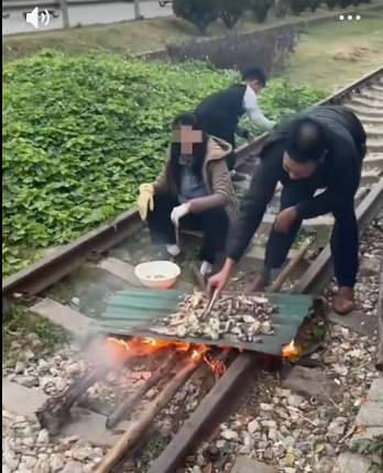 Lập biên bản một gia đình nướng đồ ăn trên đường ray tàu hoả- Ảnh 1. Lập biên bản một gia đình nướng đồ ăn trên đường ray tàu hoả- Ảnh 1.