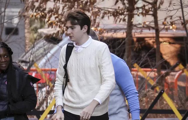 Barron Trump 18 tuổi g&acirc;y cho&aacute;ng v&aacute;ng: "Ho&agrave;ng tử Nh&agrave; Trắng" lộ bụng bia, danh hiệu "qu&yacute; tử cực phẩm" c&oacute; nguy cơ lung lay?- Ảnh 4.