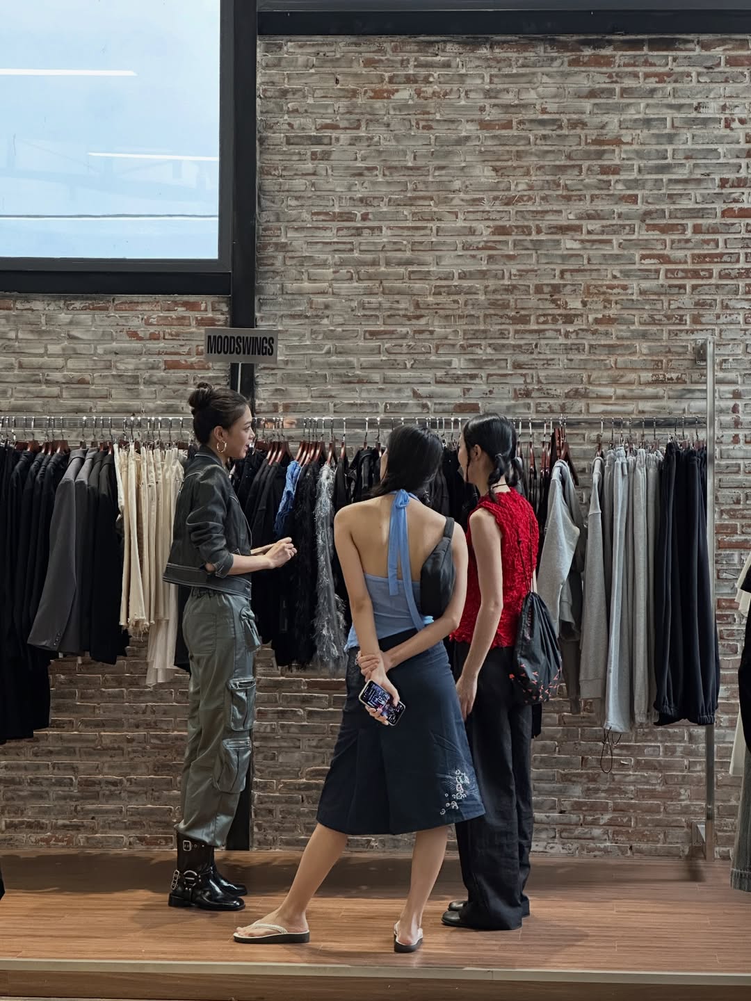 Tết Dương lịch &ldquo;ăn n&ecirc;n l&agrave;m ra&rdquo;: Qu&aacute;n cafe, photobooth, thời trang doanh thu tăng 2-3 lần, xe &ocirc;m c&ocirc;ng nghệ kiếm 1,5 triệu/5 tiếng- Ảnh 11.