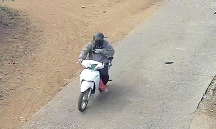 Chủ tiệm v&agrave;ng kể khoảnh khắc kẻ cướp giật v&agrave;ng trong chớp mắt- Ảnh 3.