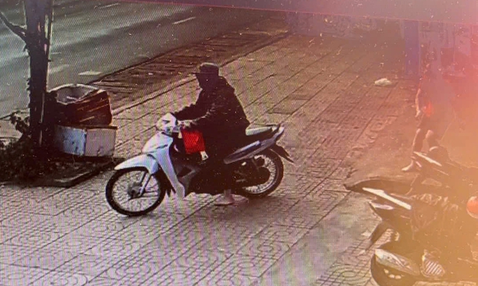 Chủ tiệm v&agrave;ng kể khoảnh khắc kẻ cướp giật v&agrave;ng trong chớp mắt- Ảnh 2.