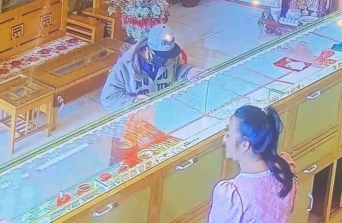 Chủ tiệm v&agrave;ng kể khoảnh khắc kẻ cướp giật v&agrave;ng trong chớp mắt- Ảnh 1.