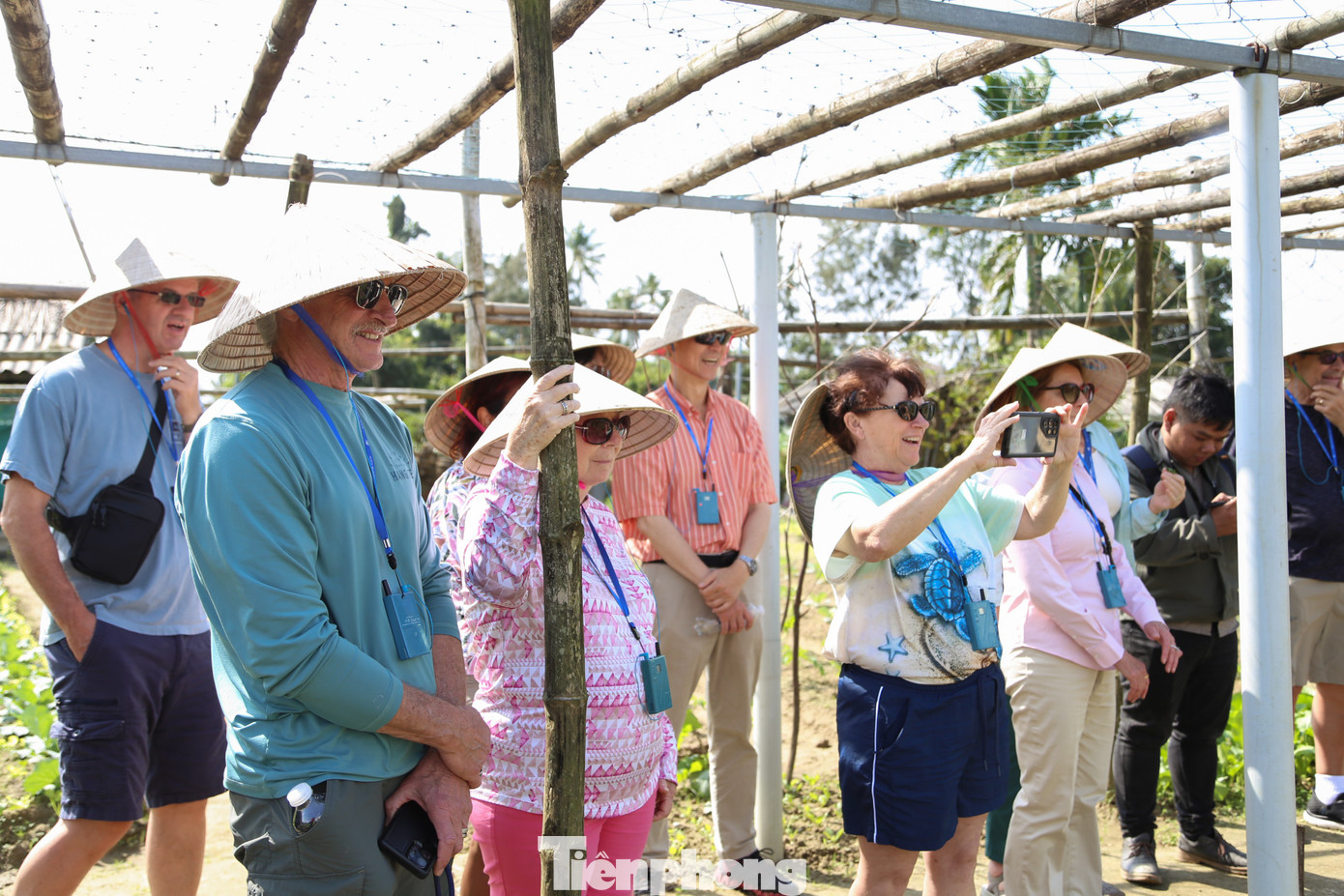 Kh&aacute;ch T&acirc;y h&agrave;o hứng l&agrave;m n&ocirc;ng d&acirc;n g&aacute;nh nước, trồng rau- Ảnh 17.