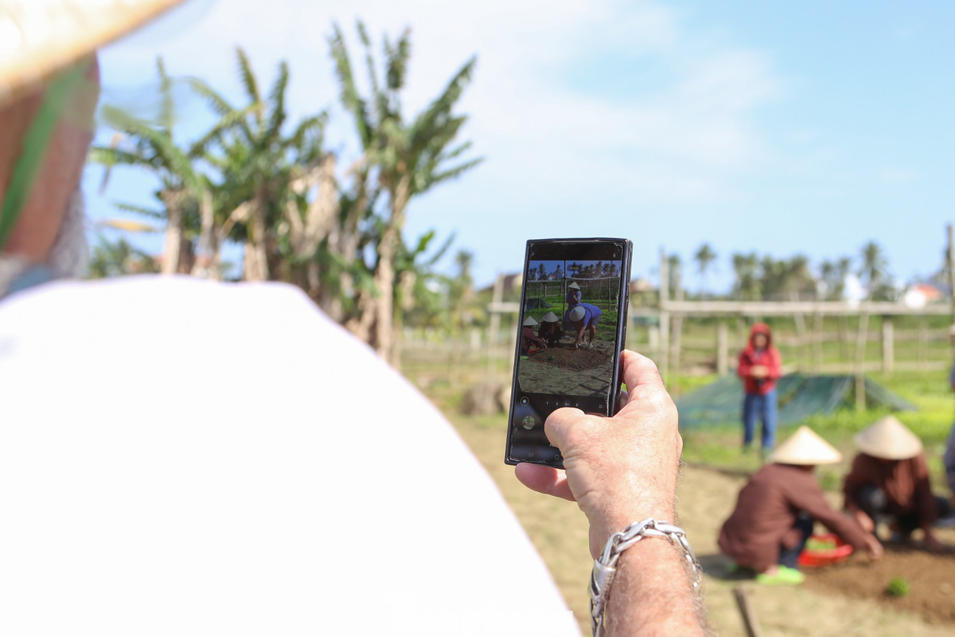 Kh&aacute;ch T&acirc;y h&agrave;o hứng l&agrave;m n&ocirc;ng d&acirc;n g&aacute;nh nước, trồng rau- Ảnh 18.