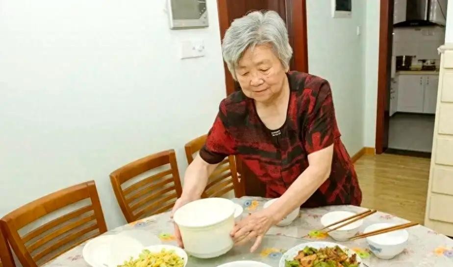 Mua chung cư 8 tỷ đ&oacute;n bố mẹ l&ecirc;n sống c&ugrave;ng, 1 năm sau phải b&aacute;n nh&agrave; v&igrave; l&yacute; do kh&ocirc;ng ngờ- Ảnh 2.