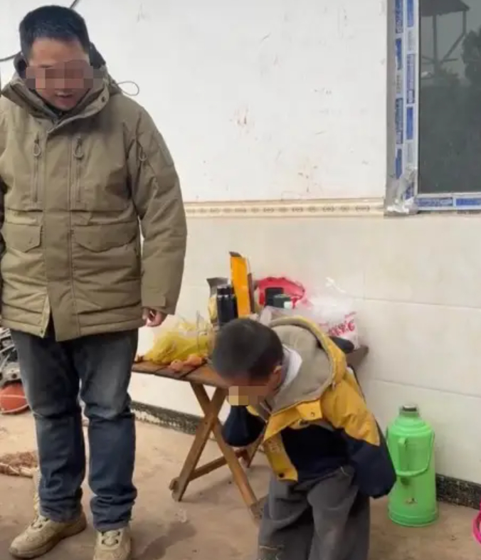 Bức ảnh đang khiến d&acirc;n mạng chia phe tranh c&atilde;i: Người khen bố mẹ dạy con qu&aacute; hay, người ch&ecirc; l&agrave;m m&agrave;u để quay clip!- Ảnh 3.