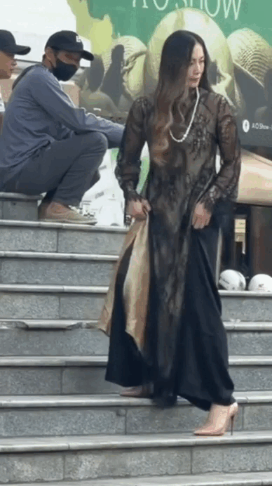 Hài: 1 mét vuông 10 nàng hoá phú bà áo dài ren, đụng hàng khiếp thế này mà vẫn đu trend mạnh- Ảnh 2. Hài: 1 mét vuông 10 nàng hoá phú bà áo dài ren, đụng hàng khiếp thế này mà vẫn đu trend mạnh- Ảnh 2.