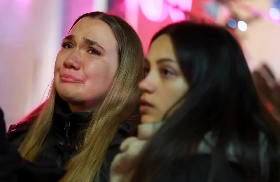 Thảm kịch hỏa hoạn tại Thụy Sĩ khiến 155 người thương vong: Cha mẹ tuyệt vọng tìm con không thể nhận dạng, hàng trăm người thắp nến tưởng niệm- Ảnh 1. Thảm kịch hỏa hoạn tại Thụy Sĩ khiến 155 người thương vong: Cha mẹ tuyệt vọng tìm con không thể nhận dạng, hàng trăm người thắp nến tưởng niệm- Ảnh 1.