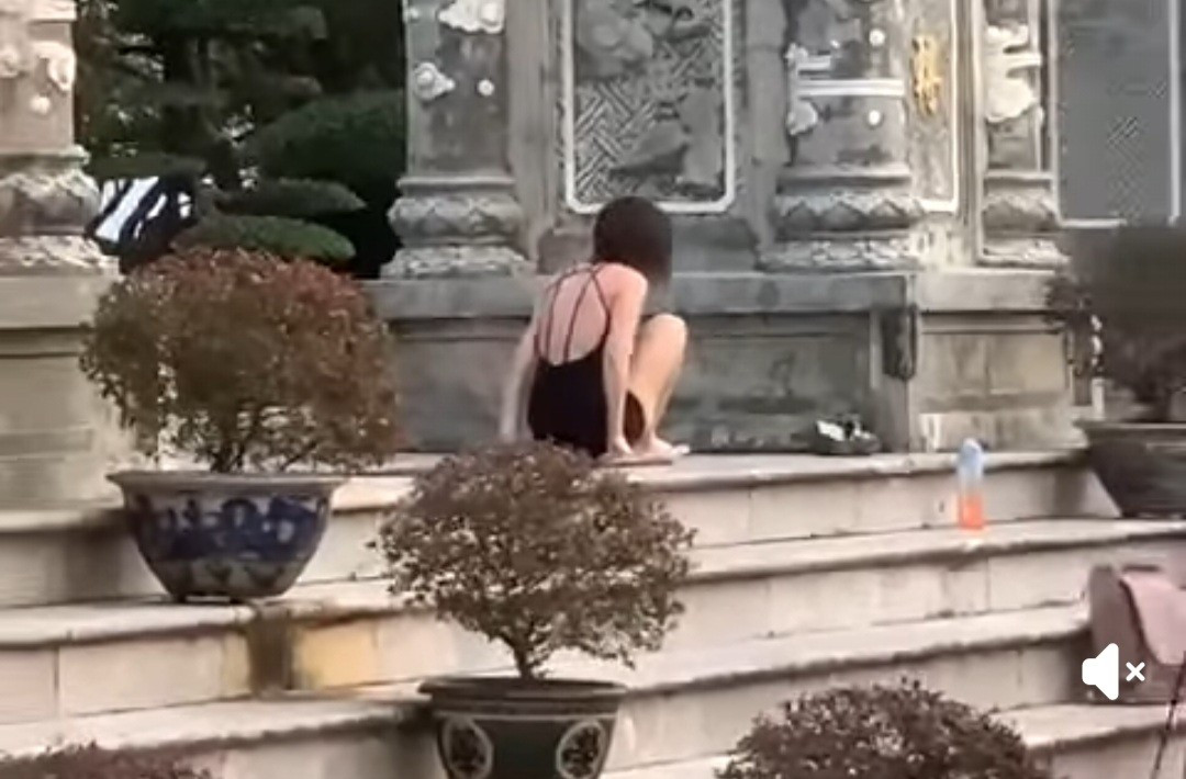 C&ocirc; g&aacute;i mặc hở hang tập Yoga phản cảm ở ch&ugrave;a Linh Ứng- Ảnh 1.