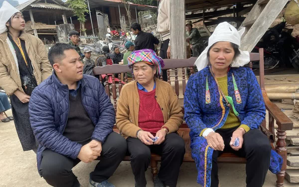 L&atilde;nh đạo UBND x&atilde; Mường Gi&ocirc;n đến thăm hỏi, động vi&ecirc;n gia đ&igrave;nh c&aacute;c nạn nh&acirc;n