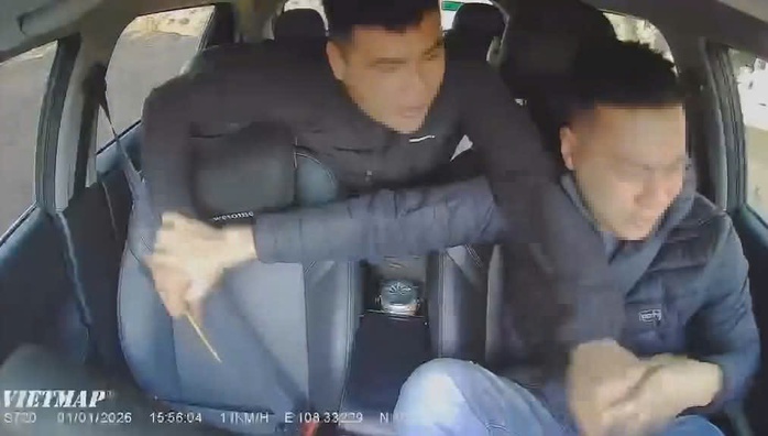 Diễn biến mới vụ "T&yacute; hai lầu" tấn c&ocirc;ng t&agrave;i xế taxi đang l&aacute;i xe- Ảnh 1.