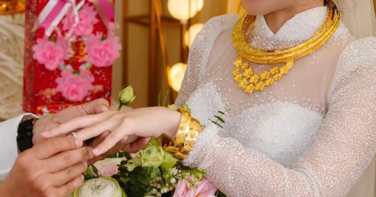 Mang v&agrave;ng cưới kh&ocirc;ng giấy tờ đi b&aacute;n c&oacute; bị tịch thu kh&ocirc;ng? Nhiều người mang v&agrave;ng đi b&aacute;n mới biết điều n&agrave;y- Ảnh 1.
