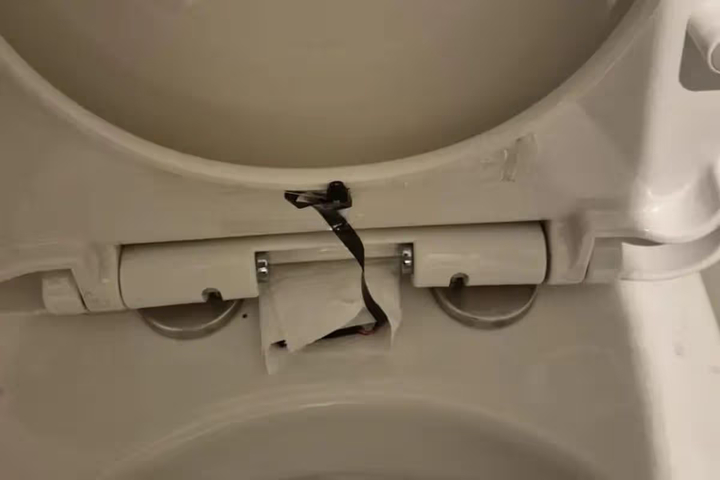 Hoảng loạn khi ph&aacute;t hiện camera quay l&eacute;n ở bồn cầu chuỗi nh&agrave; h&agrave;ng nổi tiếng- Ảnh 1.