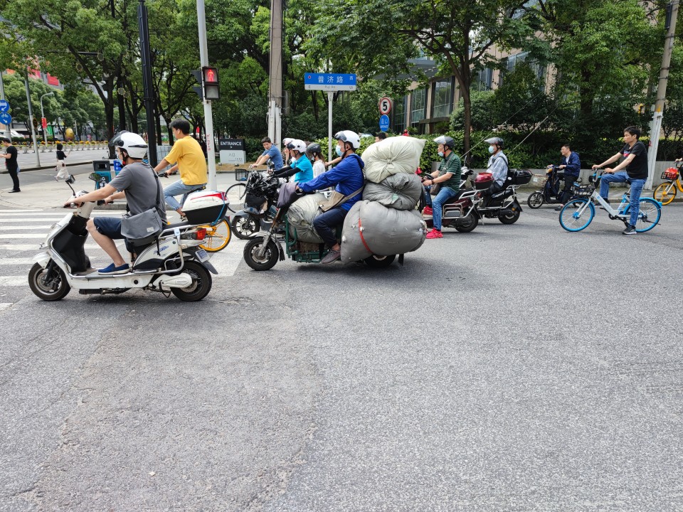 Kh&aacute;ch Việt giật m&igrave;nh với cảnh tượng tr&ecirc;n đường phố Trung Quốc, nhận x&eacute;t: 