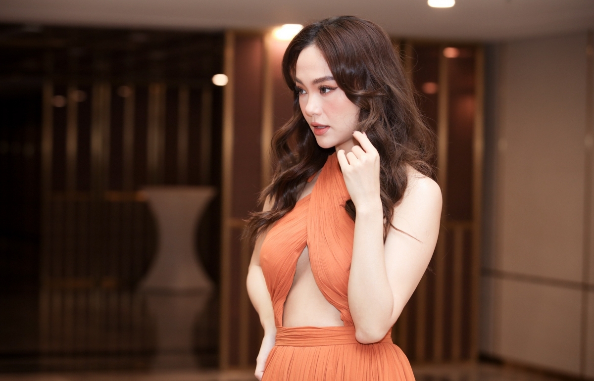 Mỹ nh&acirc;n Việt l&agrave; &ldquo;s&aacute;ch gi&aacute;o khoa thời trang&rdquo; đầu ti&ecirc;n của Việt Nam: Visual đi trước thời đại, người đẹp cuốn giẻ cũng đẹp- Ảnh 11.