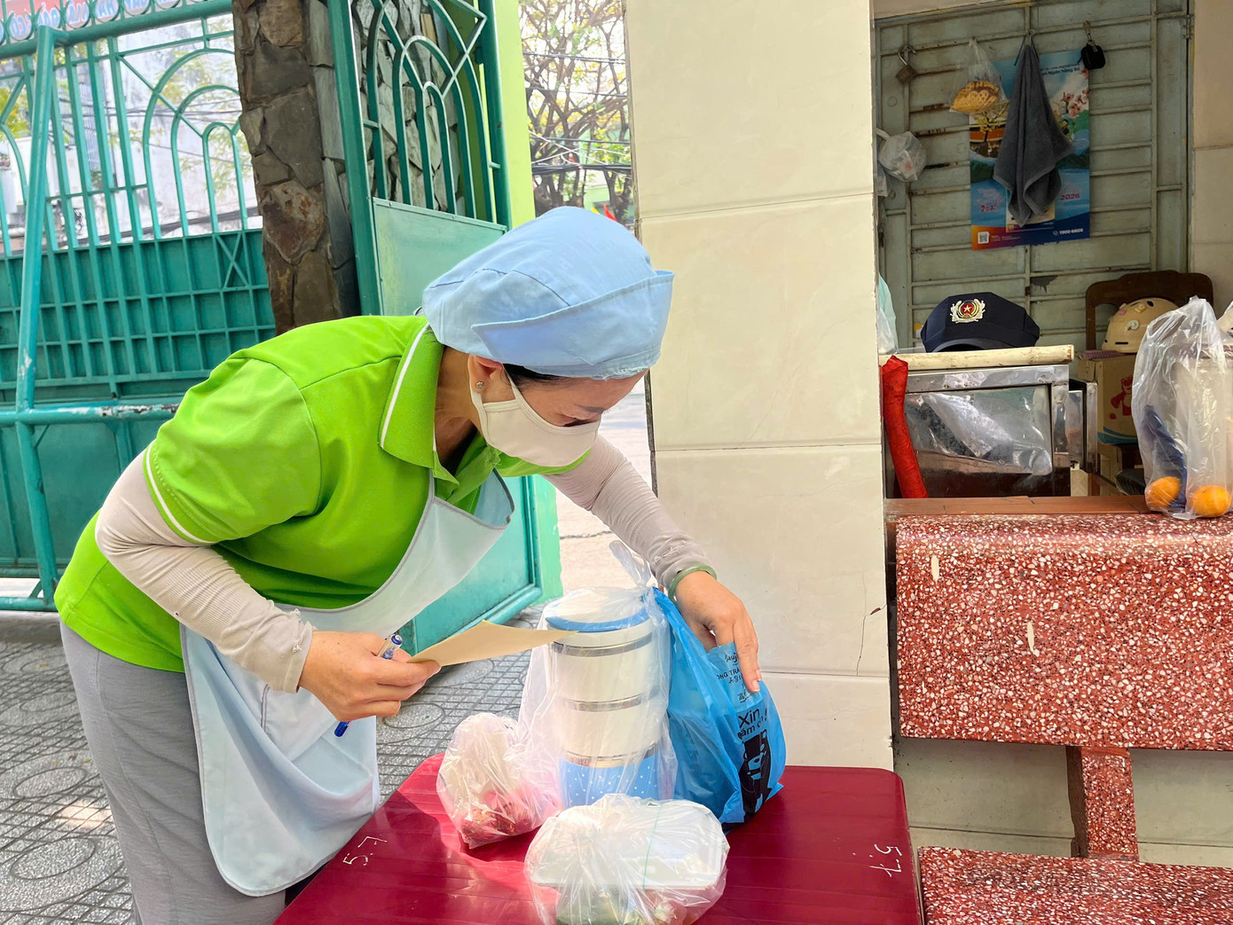 Chỉ đạo khẩn về bữa ăn b&aacute;n tr&uacute; sau nghi vấn thịt bẩn tuồn v&agrave;o trường ở TPHCM- Ảnh 1.