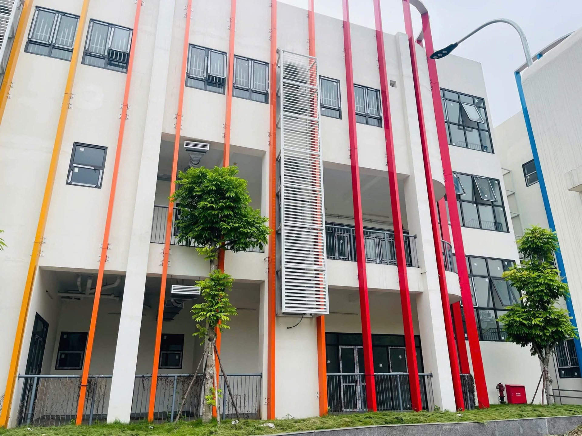 Cận cảnh trường Mầm non c&ocirc;ng lập mới toanh, vừa đi v&agrave;o hoạt động năm học n&agrave;y, phụ huynh nh&igrave;n ảnh xu&yacute;t xoa: Sao m&agrave; XỊN THẾ!- Ảnh 2.