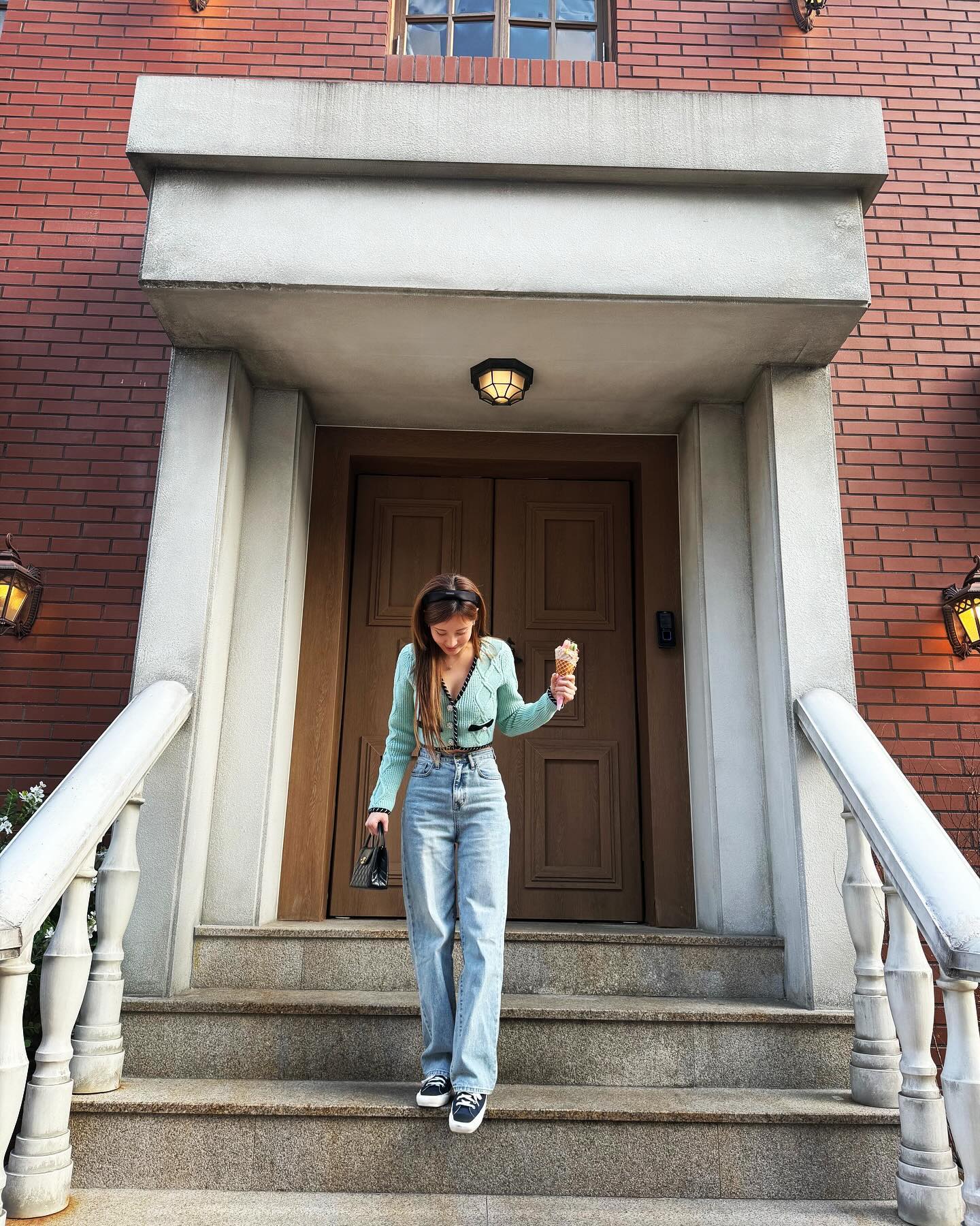 Style của g&aacute;i ngoan nức tiếng Kbiz: U40 trẻ trung bất bại nhờ 5 c&ocirc;ng thức diện đồ- Ảnh 2.