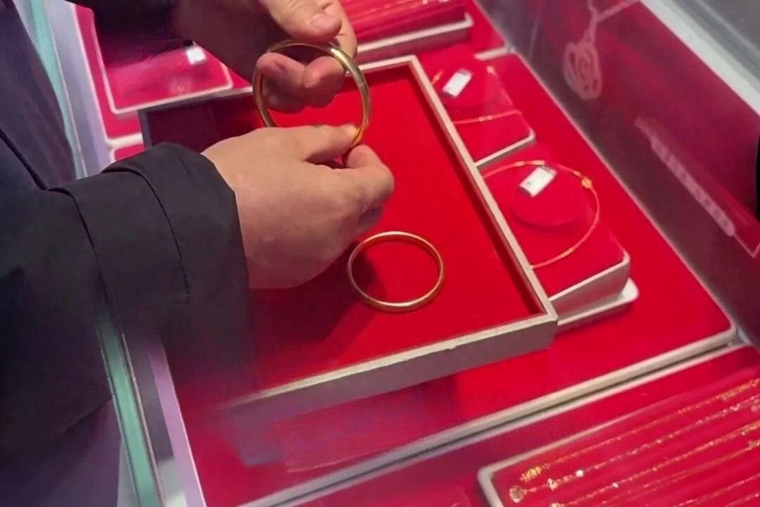 Kh&aacute;ch chi 7 tỷ đồng mua v&agrave;ng thưởng nh&acirc;n vi&ecirc;n, chủ tiệm vui vẻ giao dịch nhưng nhận y&ecirc;u cầu mua th&ecirc;m 18 tỷ lại b&aacute;o c&ocirc;ng an- Ảnh 2.