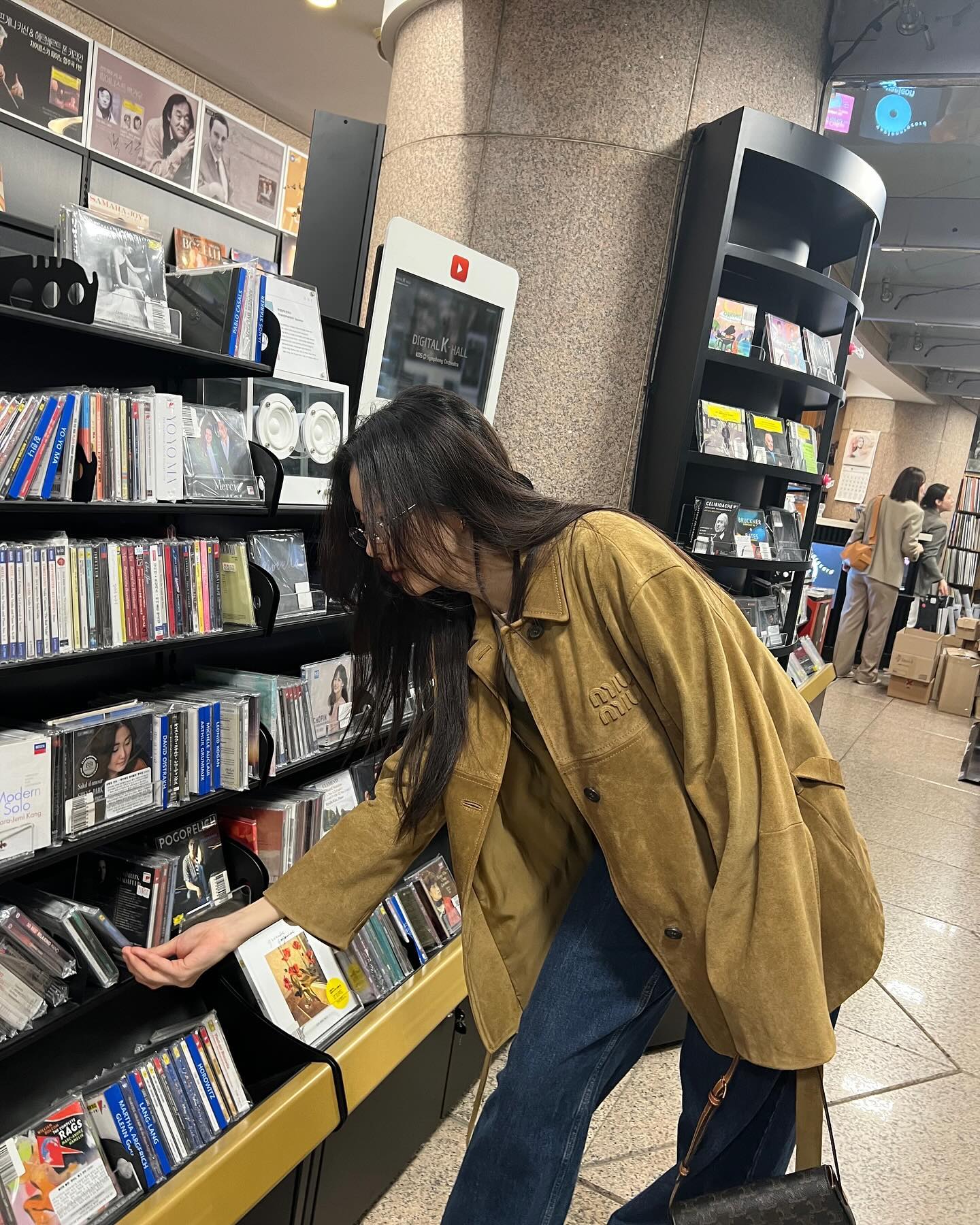 Style của g&aacute;i ngoan nức tiếng Kbiz: U40 trẻ trung bất bại nhờ 5 c&ocirc;ng thức diện đồ- Ảnh 10.