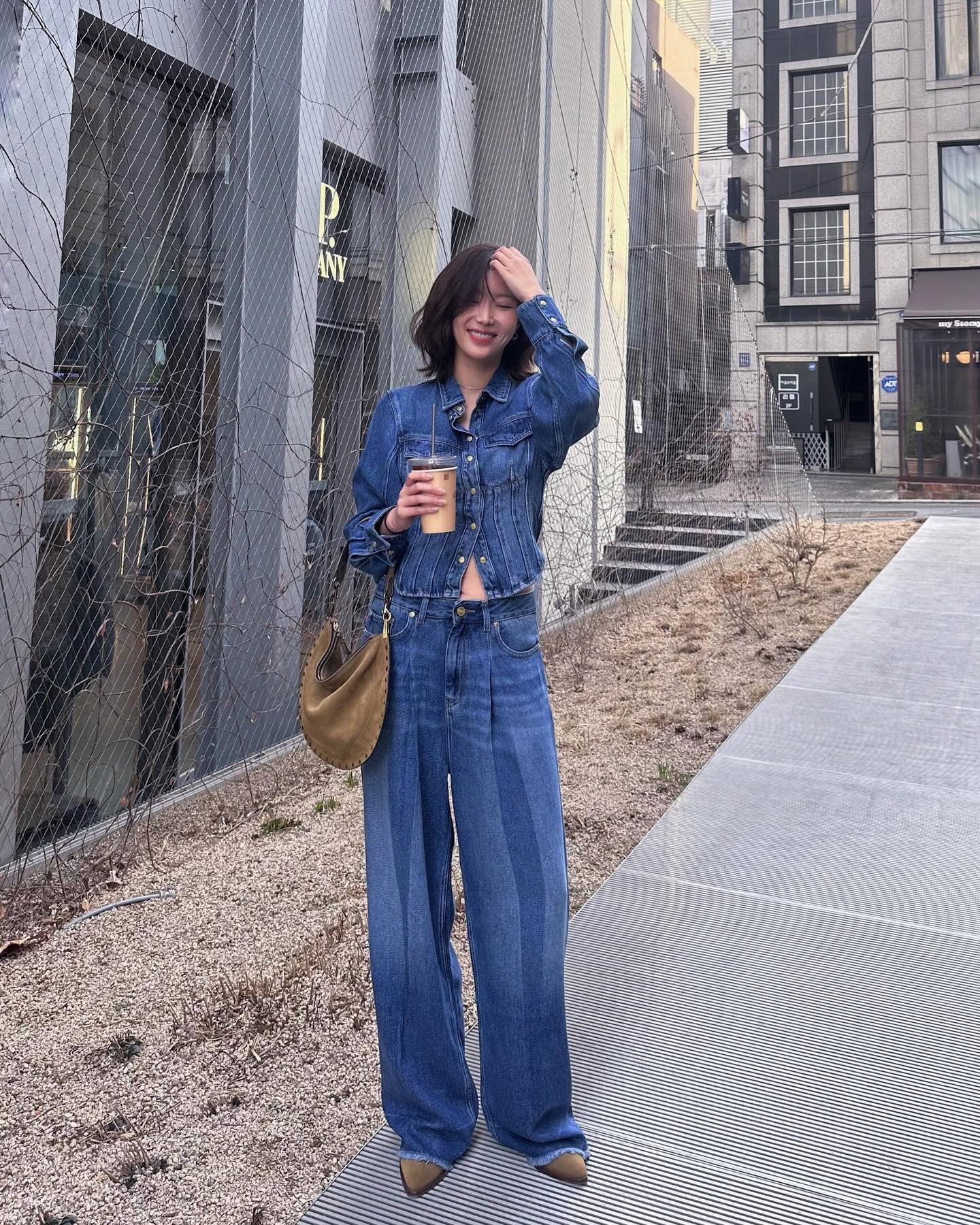 4 cách mặc quần jeans cho nàng thích phong cách tối giản- Ảnh 2. 4 cách mặc quần jeans cho nàng thích phong cách tối giản- Ảnh 2.