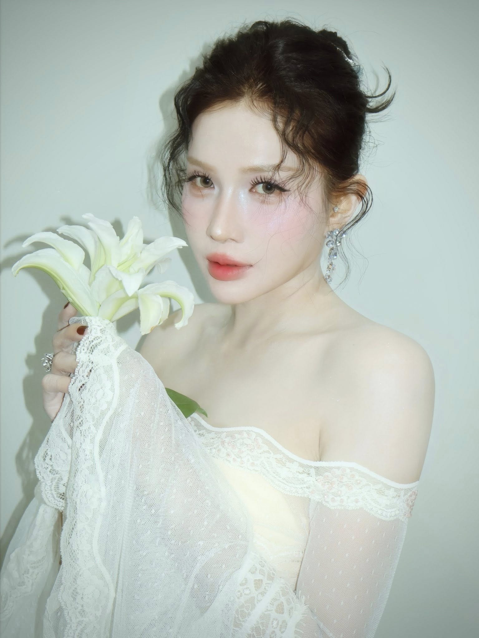 X&ocirc;n xao clip Khả Như đi thử v&aacute;y cưới, chuẩn bị kết h&ocirc;n với Huỳnh Phương?- Ảnh 2.