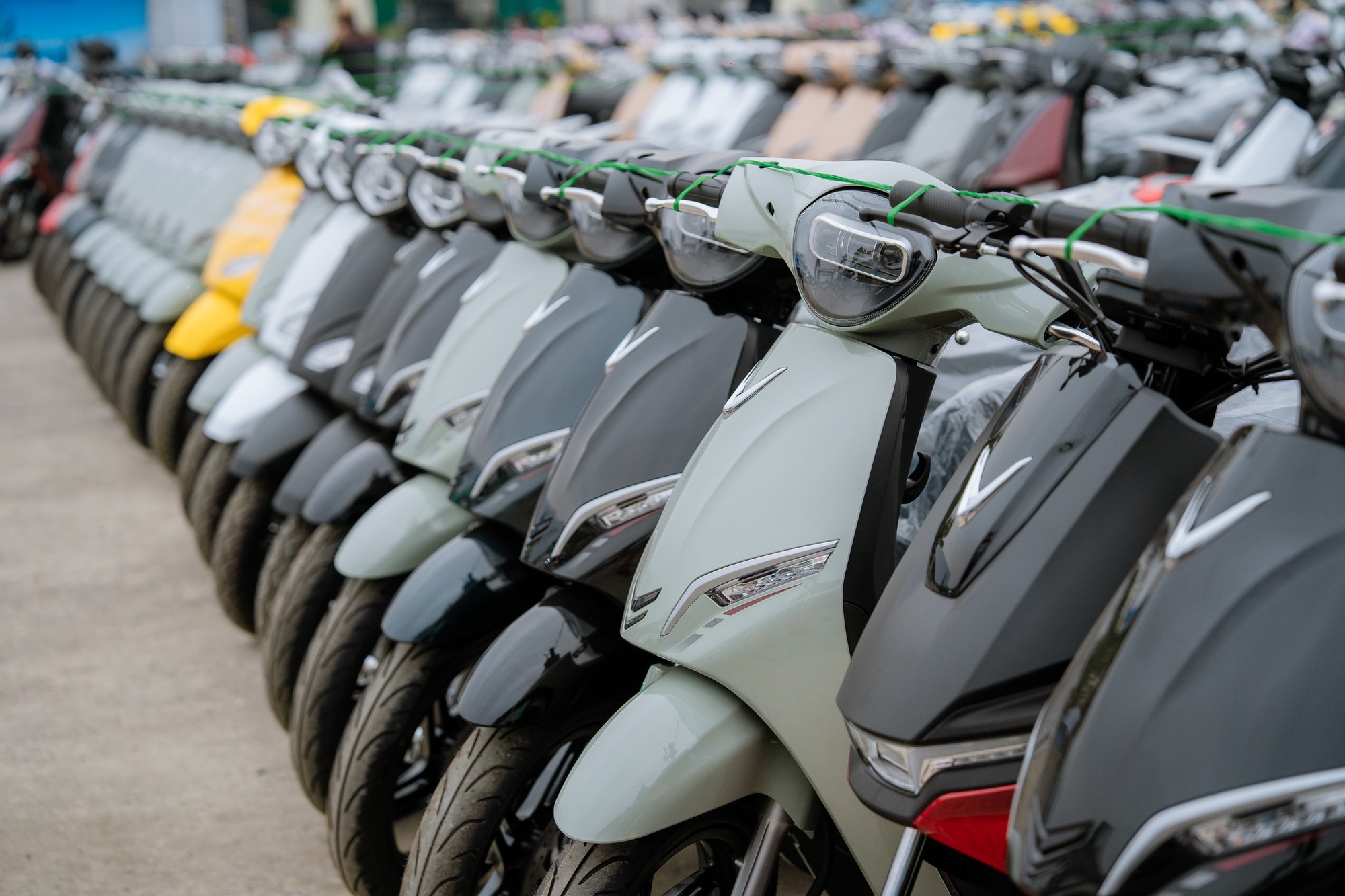 VinFast chơi lớn với loạt xe m&aacute;y điện mới: Từ scooter s&agrave;nh điệu cho chị em tới m&ocirc; t&ocirc; mạnh ngang xe xăng 600cc, thiết kế dễ g&acirc;y &lsquo;wow&rsquo;- Ảnh 1.