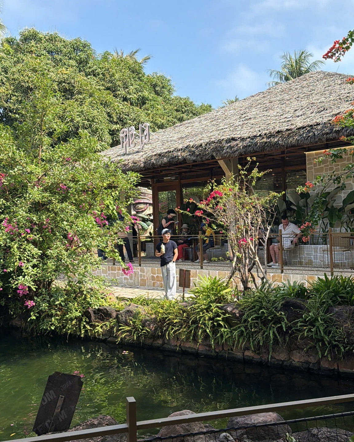 Tốn 1 triệu đồng mới được quyền mua một ly Ph&ecirc; La, chi nh&aacute;nh mới khiến kh&aacute;ch nghe xong muốn quay xe gấp- Ảnh 4.