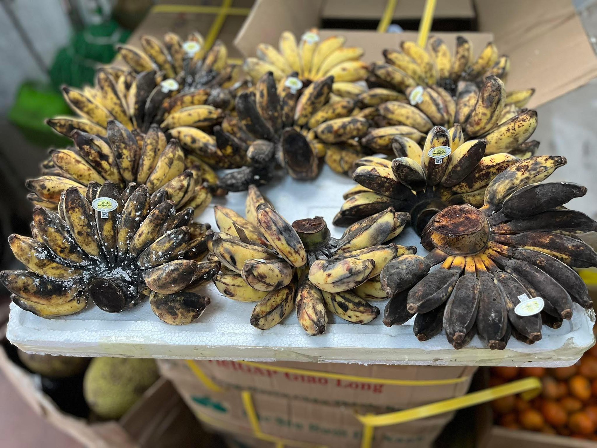 Nhiều người ra chợ chỉ chọn nải chuối xấu nhất, th&acirc;m đen nhất: L&yacute; do thật sự chỉ người 