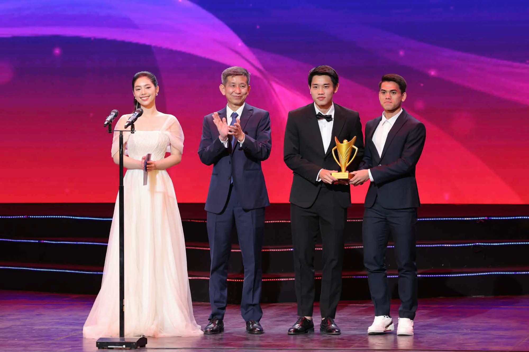 &Aacute;nh mắt của Đ&igrave;nh Bắc viral, &Aacute; hậu Ch&acirc;u Anh vội livestream đ&iacute;nh ch&iacute;nh- Ảnh 10.