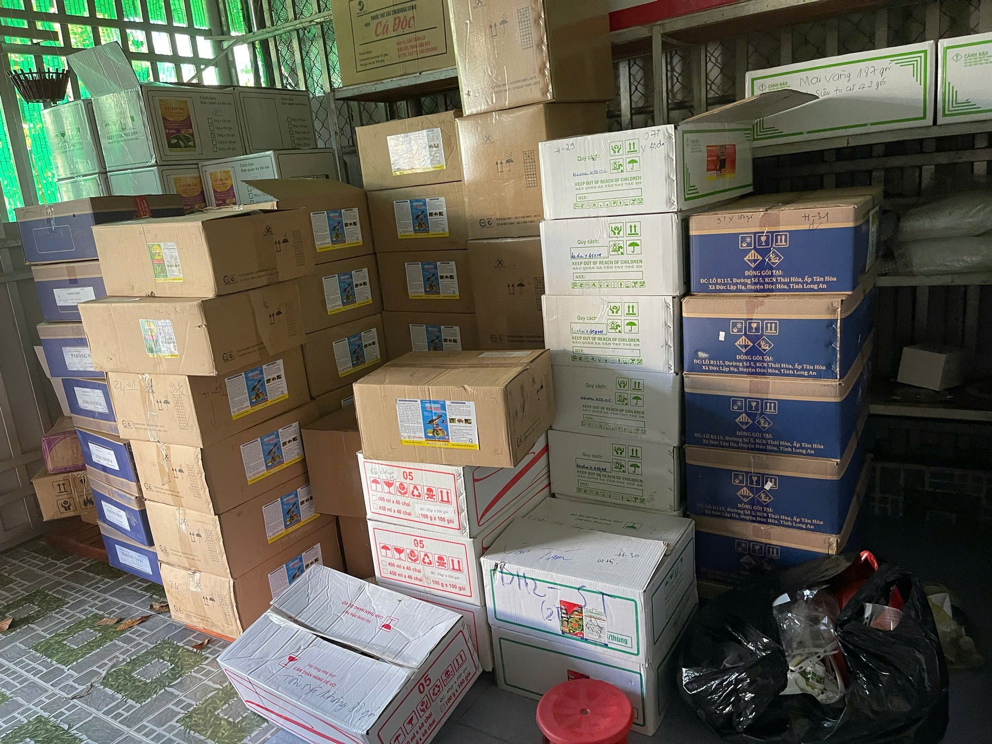 Khám xét khẩn cấp các địa điểm kinh doanh của Nguyễn Văn Tám 35 tuổi tại 8 tỉnh, thành- Ảnh 1. Khám xét khẩn cấp các địa điểm kinh doanh của Nguyễn Văn Tám 35 tuổi tại 8 tỉnh, thành- Ảnh 1.