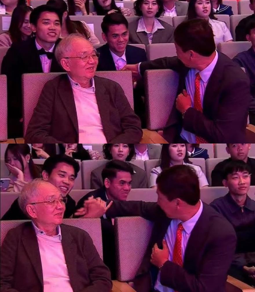 Bắt trọn &aacute;nh mắt rưng rưng tự h&agrave;o của HLV Kim Sang-sik khi Đ&igrave;nh Bắc, Khuất Văn Khang được vinh danh- Ảnh 1.