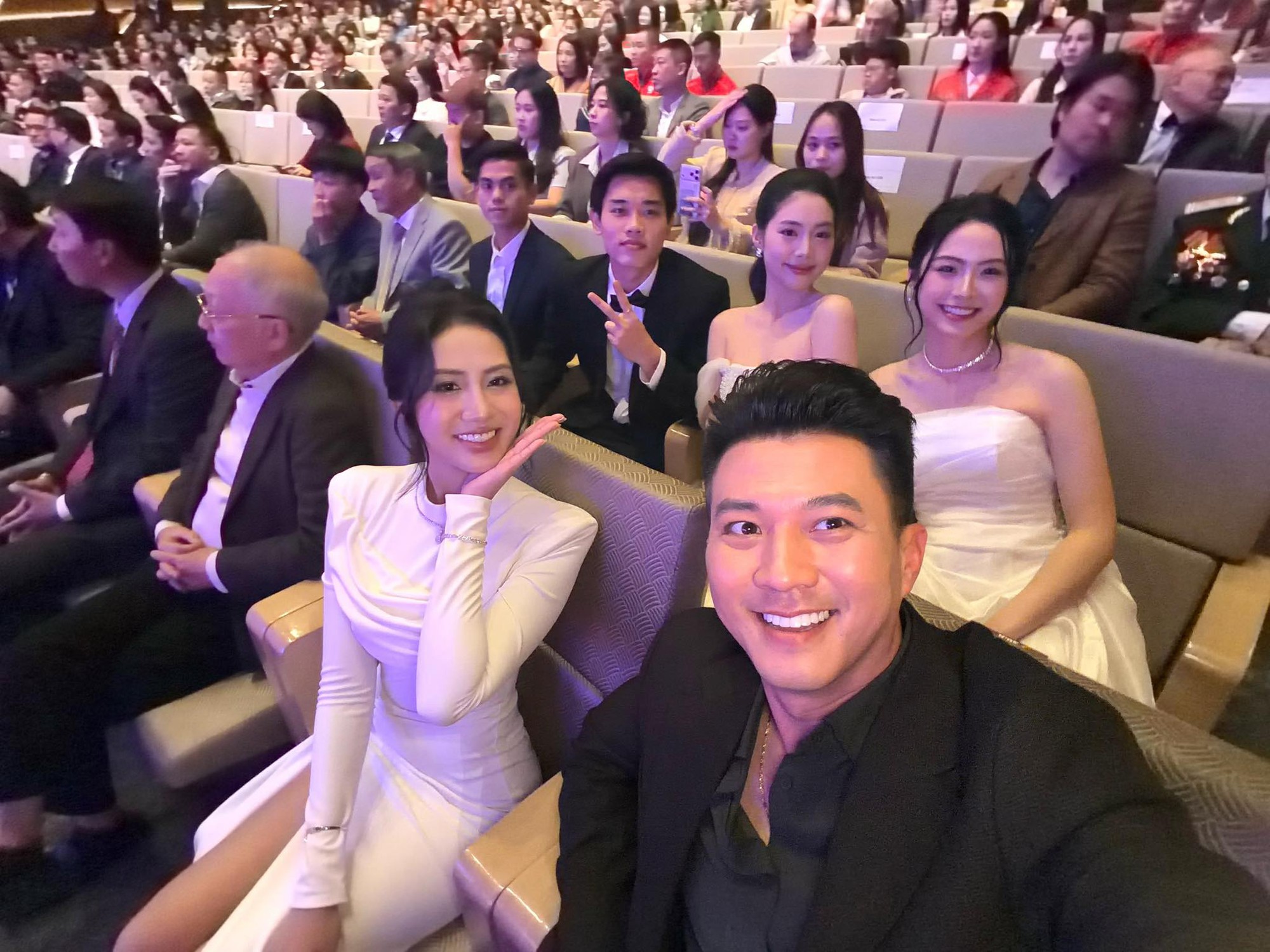 &Aacute; hậu cũng m&ecirc; Đ&igrave;nh Bắc như thường, ho&aacute; fan girl khi hotboy U23 Việt Nam diện vest bảnh bao khoe visual ph&aacute;t s&aacute;ng- Ảnh 3.