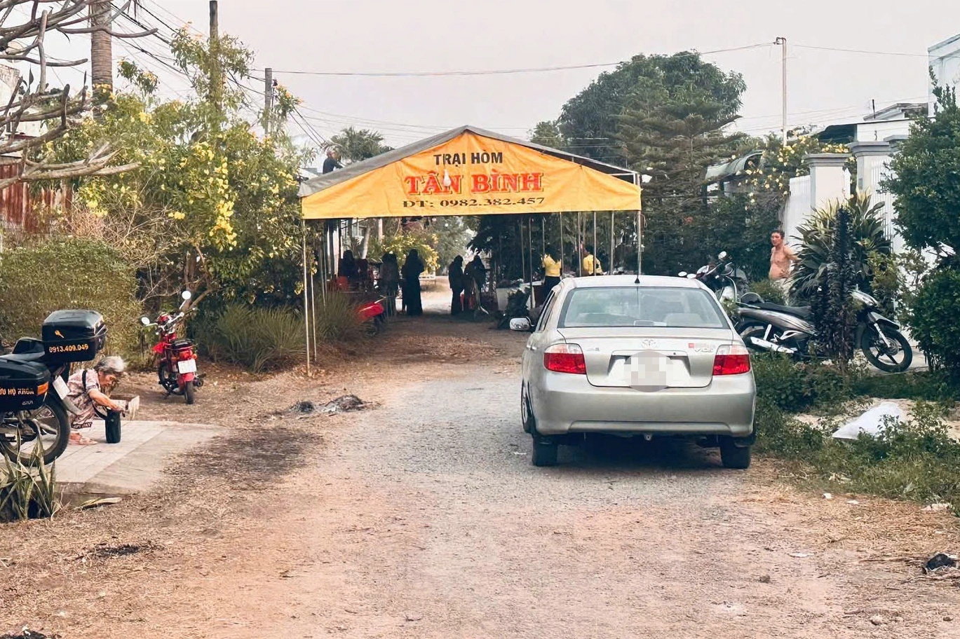 Gọi kh&ocirc;ng thấy trả lời, mẹ ph&aacute; cửa b&agrave;ng ho&agrave;ng ph&aacute;t hiện con g&aacute;i tử vong c&ugrave;ng 1 người đ&agrave;n &ocirc;ng- Ảnh 1.