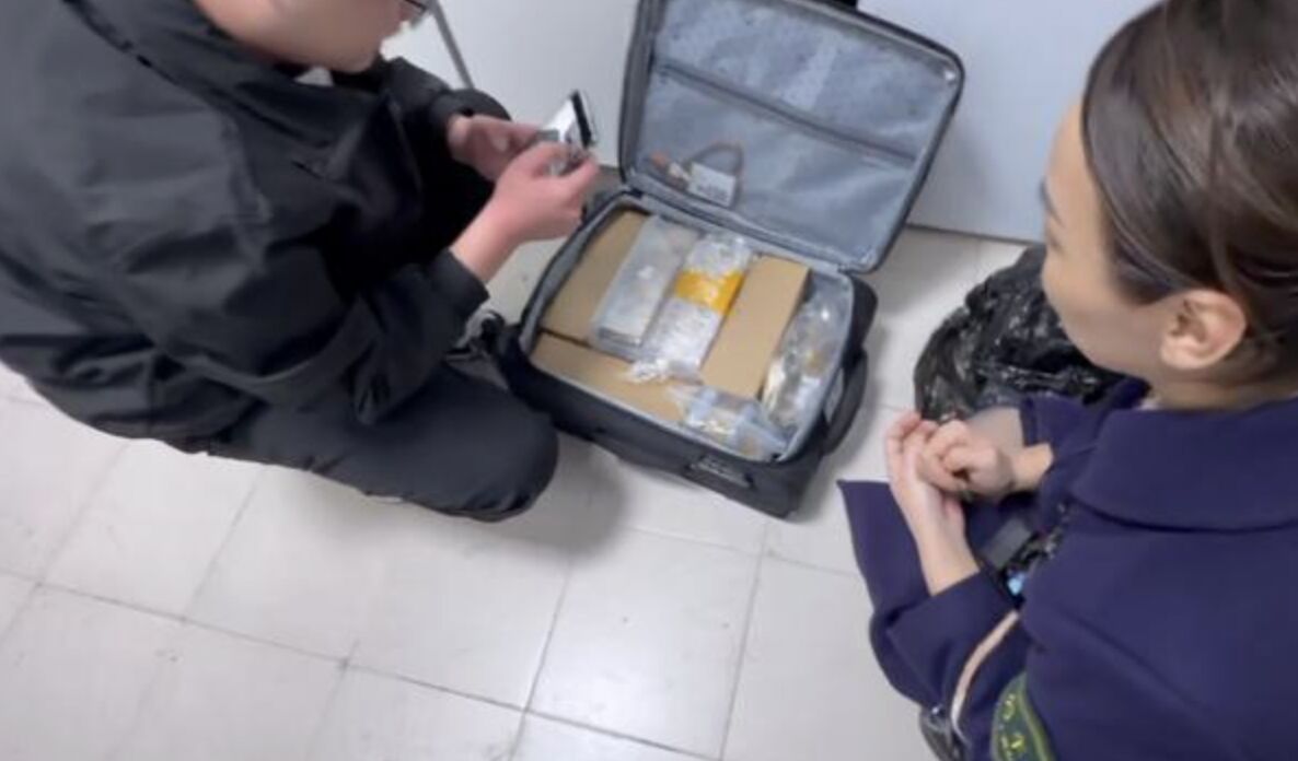 Ph&aacute;t hiện c&oacute; người bỏ qu&ecirc;n vali chứa 12kg v&agrave;ng trị gi&aacute; hơn 70 tỷ đồng tr&ecirc;n t&agrave;u- Ảnh 3.