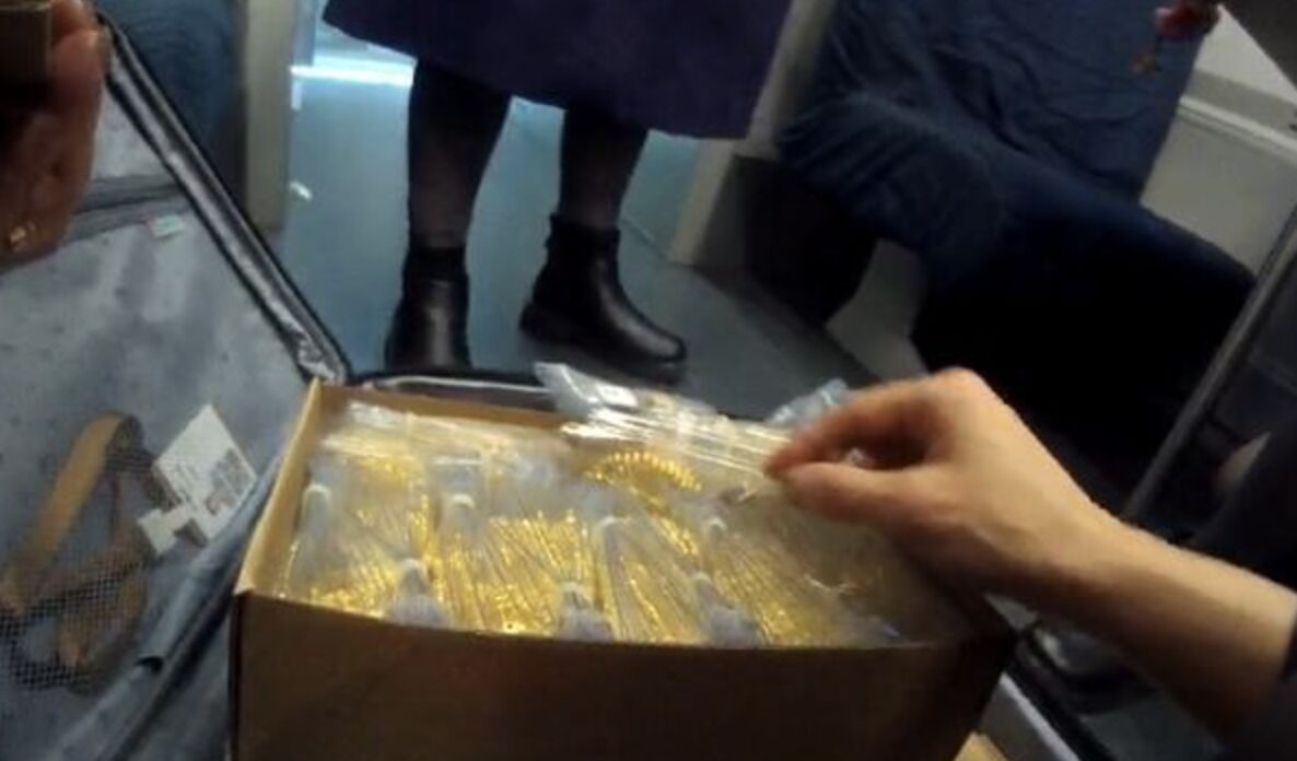 Ph&aacute;t hiện c&oacute; người bỏ qu&ecirc;n vali chứa 12kg v&agrave;ng trị gi&aacute; hơn 70 tỷ đồng tr&ecirc;n t&agrave;u- Ảnh 2.