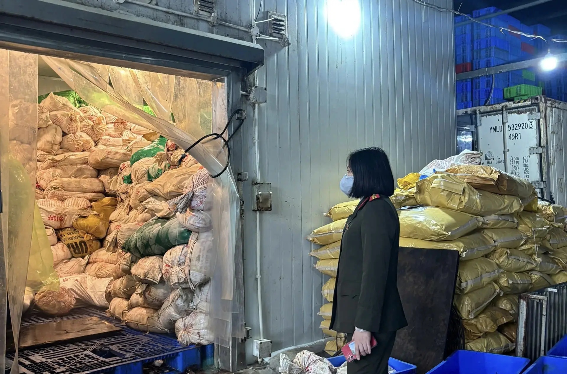 Cận cảnh hơn 60 tấn lòng lợn bốc mùi nằm trong kho lạnh nhiều tháng ở Hà Nội, chuẩn bị tuồn ra thị trường dịp cận Tết- Ảnh 1. Cận cảnh hơn 60 tấn lòng lợn bốc mùi nằm trong kho lạnh nhiều tháng ở Hà Nội, chuẩn bị tuồn ra thị trường dịp cận Tết- Ảnh 1.