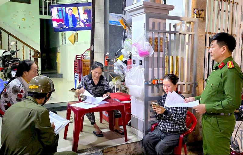 Công an đi từng nhà kêu gọi người dân tố giác hai tên cướp ngân hàng ở Gia Lai- Ảnh 2.