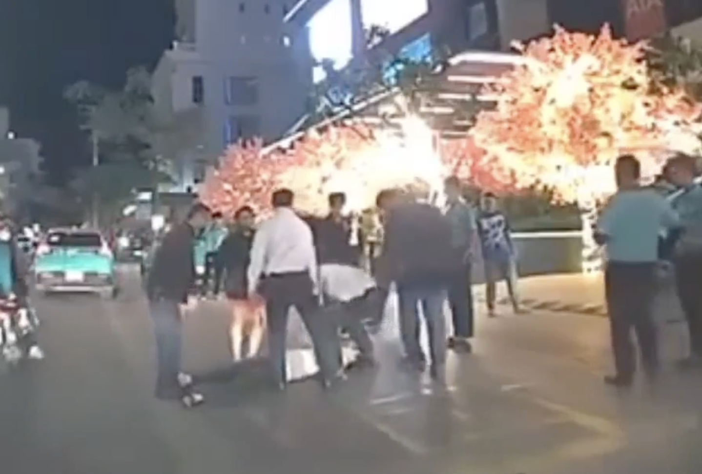 Hé lộ nguyên nhân tài xế bị đấm gục ở Gold Coast Nha Trang- Ảnh 1. Hé lộ nguyên nhân tài xế bị đấm gục ở Gold Coast Nha Trang- Ảnh 1.