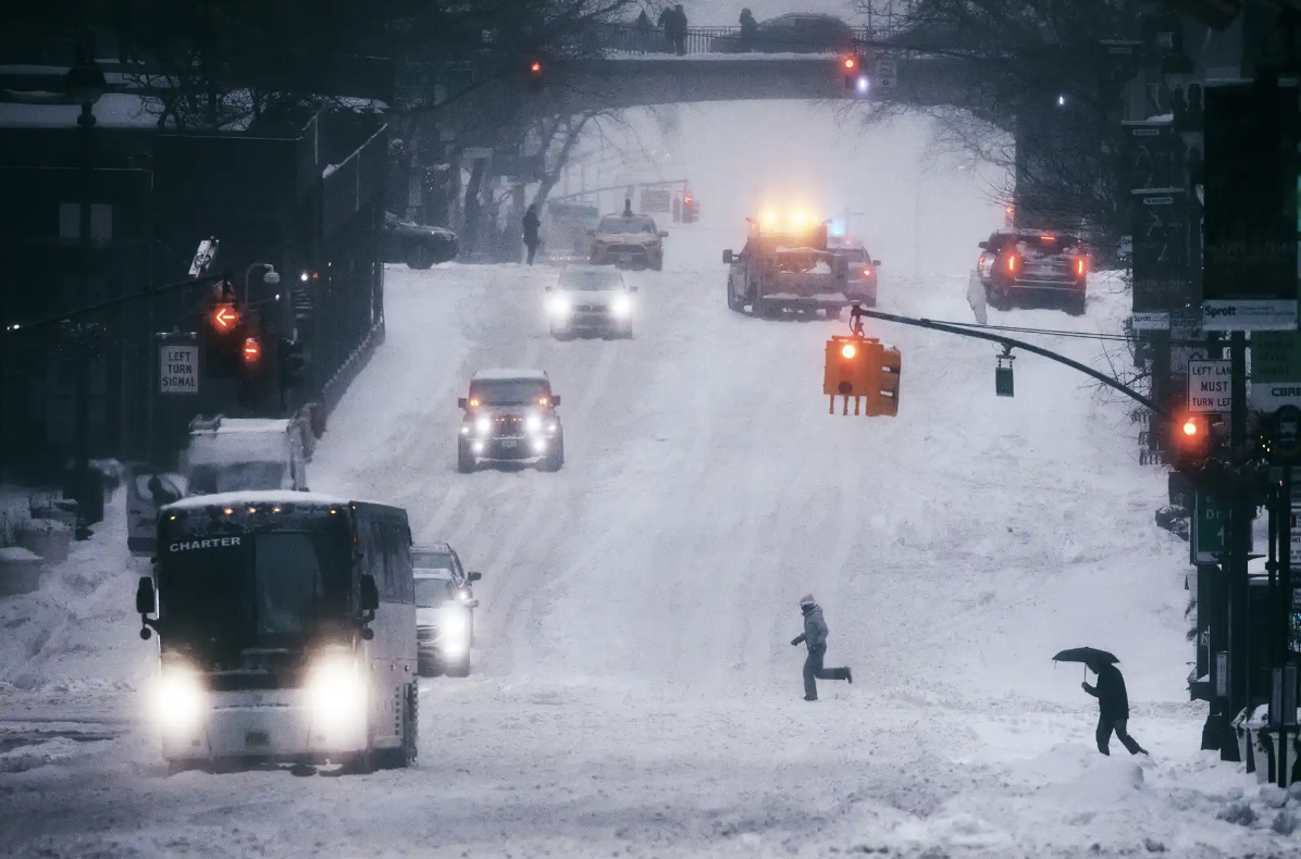 New York: 10 người tử vong ngo&agrave;i đường trong trận b&atilde;o tuyết lịch sử nước Mỹ, t&igrave;nh h&igrave;nh ng&agrave;y c&agrave;ng tồi tệ- Ảnh 2.