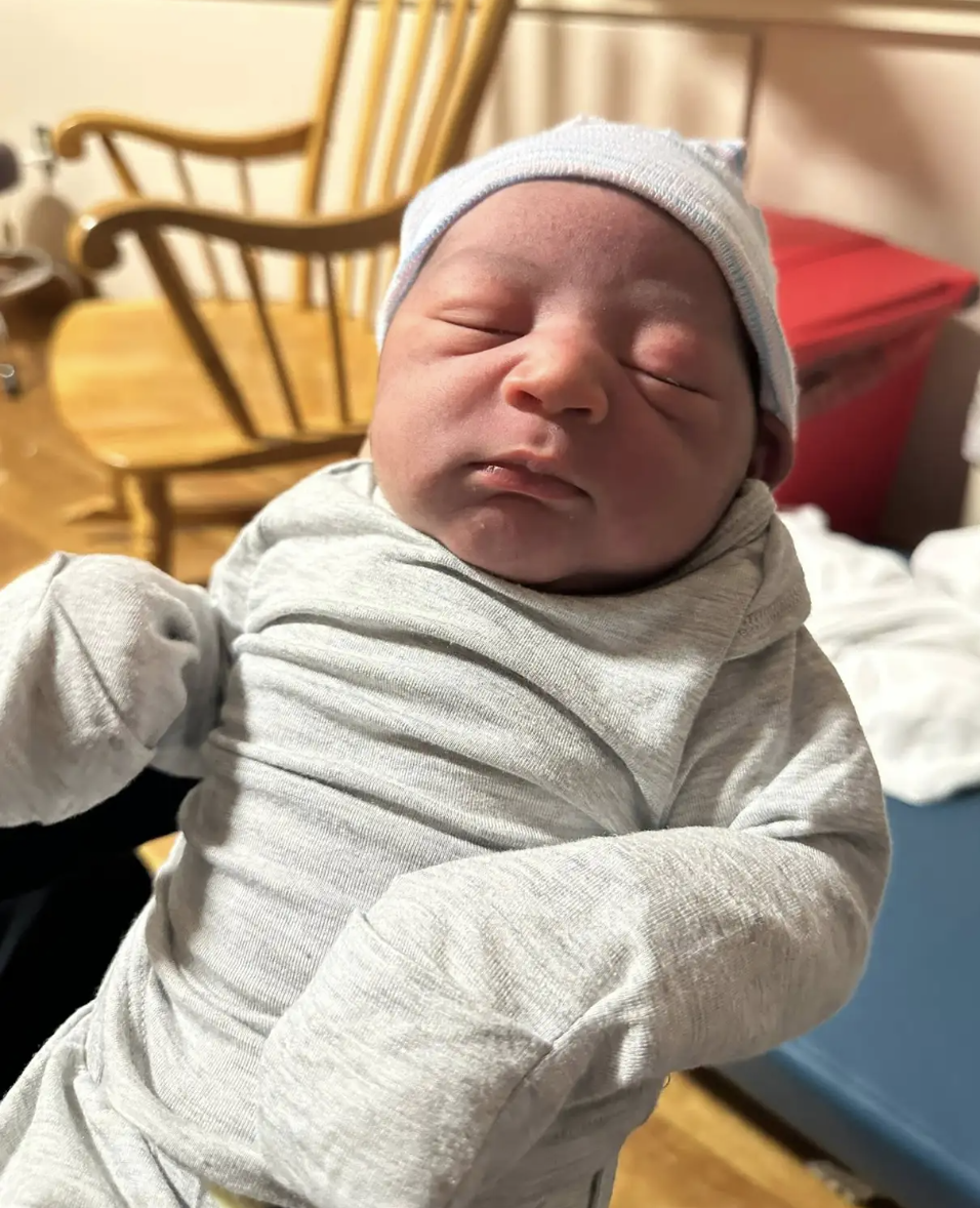 Cảnh sát giúp sản phụ sinh con ngay trong xe hơi- Ảnh 1. Cảnh sát giúp sản phụ sinh con ngay trong xe hơi- Ảnh 1.