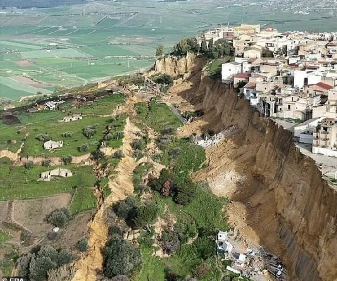 H&igrave;nh ảnh g&acirc;y sốc ở &Yacute;: H&agrave;ng loạt nh&agrave; của lơ lửng tr&ecirc;n v&aacute;ch đ&aacute;, hơn 1.500 người d&acirc;n được sơ t&aacute;n sau mưa b&atilde;o- Ảnh 1.