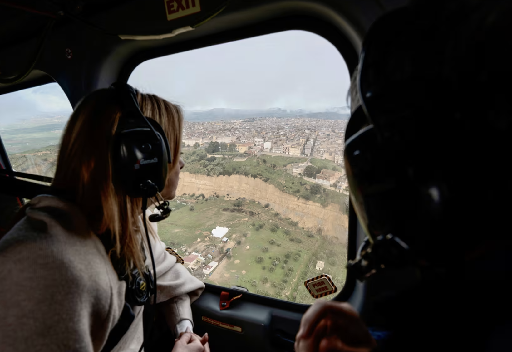 H&igrave;nh ảnh g&acirc;y sốc ở &Yacute;: H&agrave;ng loạt nh&agrave; của lơ lửng tr&ecirc;n v&aacute;ch đ&aacute;, hơn 1.500 người d&acirc;n được sơ t&aacute;n sau mưa b&atilde;o- Ảnh 3.