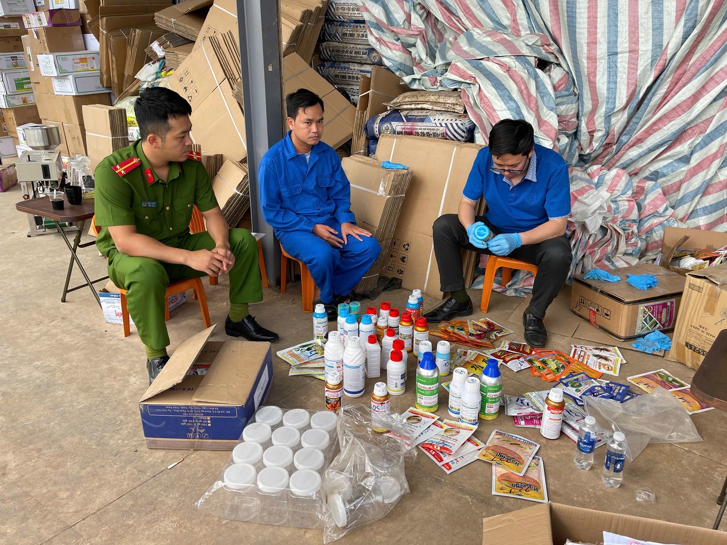 Khám xét khẩn cấp các địa điểm kinh doanh của Nguyễn Văn Tám 35 tuổi tại 8 tỉnh, thành- Ảnh 2. Khám xét khẩn cấp các địa điểm kinh doanh của Nguyễn Văn Tám 35 tuổi tại 8 tỉnh, thành- Ảnh 2.